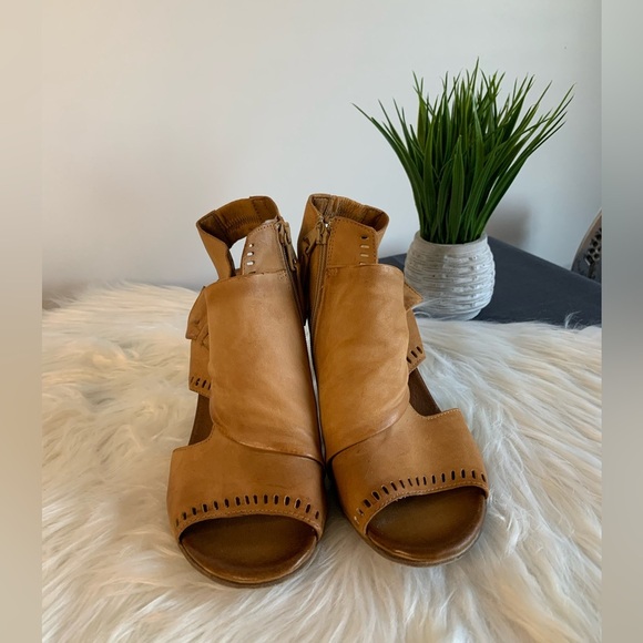 Miz Mooz Tan Open toe Heel Sandal SZ:EU 41 - Picture 1 of 8